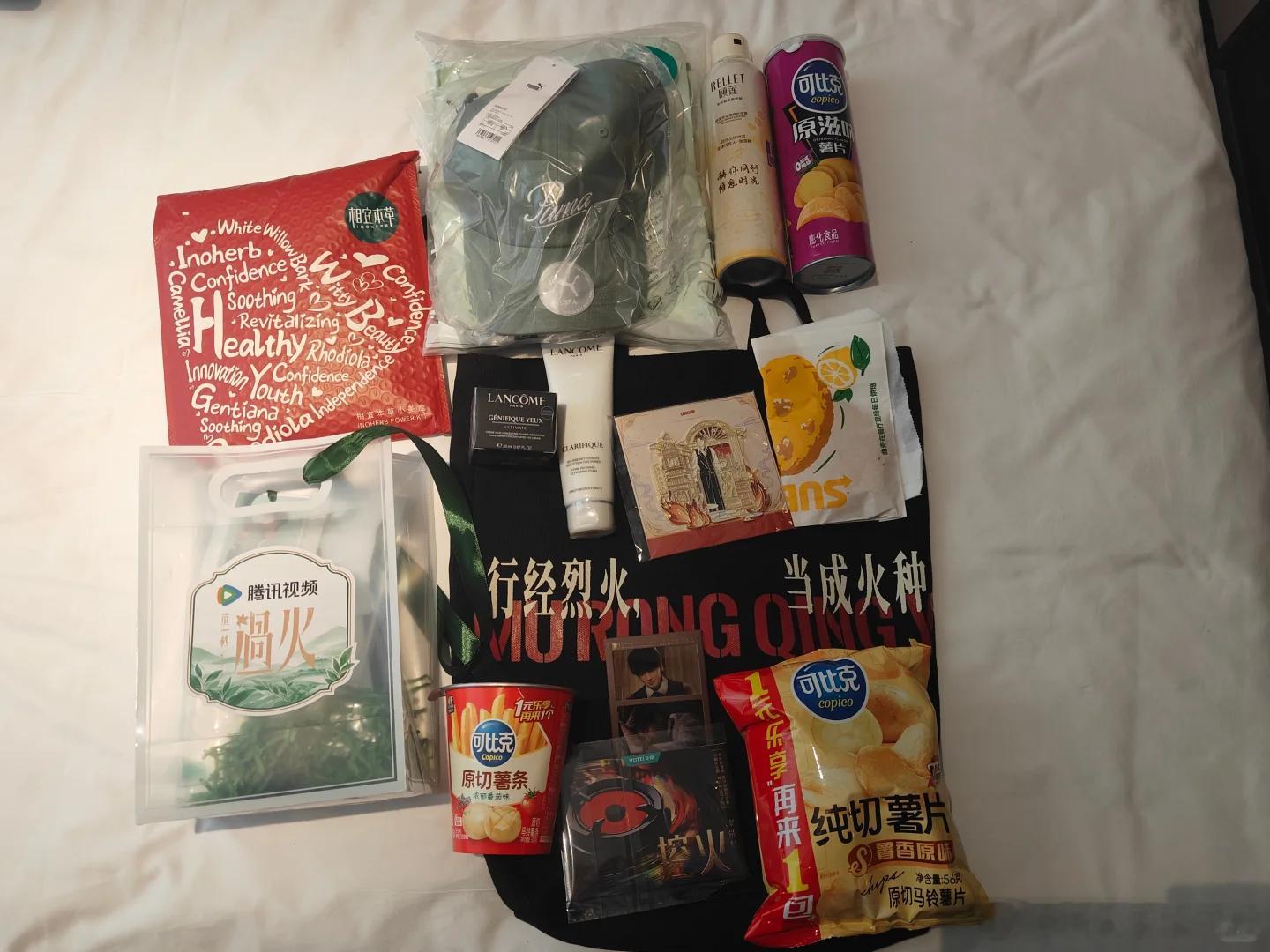 等等，地铁站那个悬念海报是什么意思？品牌这是在憋什么大招？站在那里盯着看了好几分