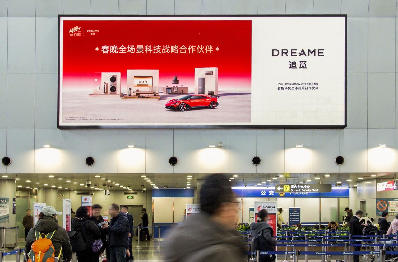 还没到家，年味先在机场拉满了！北京机场新春装饰氛围感十足，再配上科技感满满的大屏