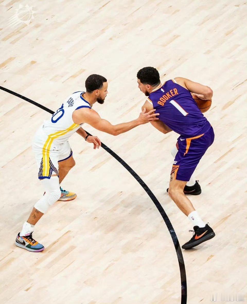 今天库里穿着布克的鞋打布克。这能好得了吗？3/13，15分。库里哪怕多进一个球，