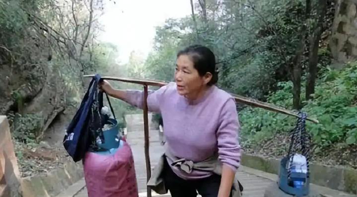 她挑断了50根扁担，跪遍全村却借不到一分钱。可就是这个大字不识的农村妇女，硬是靠