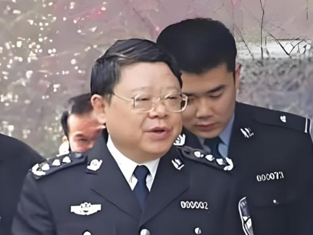 曾是抓捕悍匪张君的“打黑局长”，却因欲望贪污受贿3094万元，成为黑社会保护伞，
