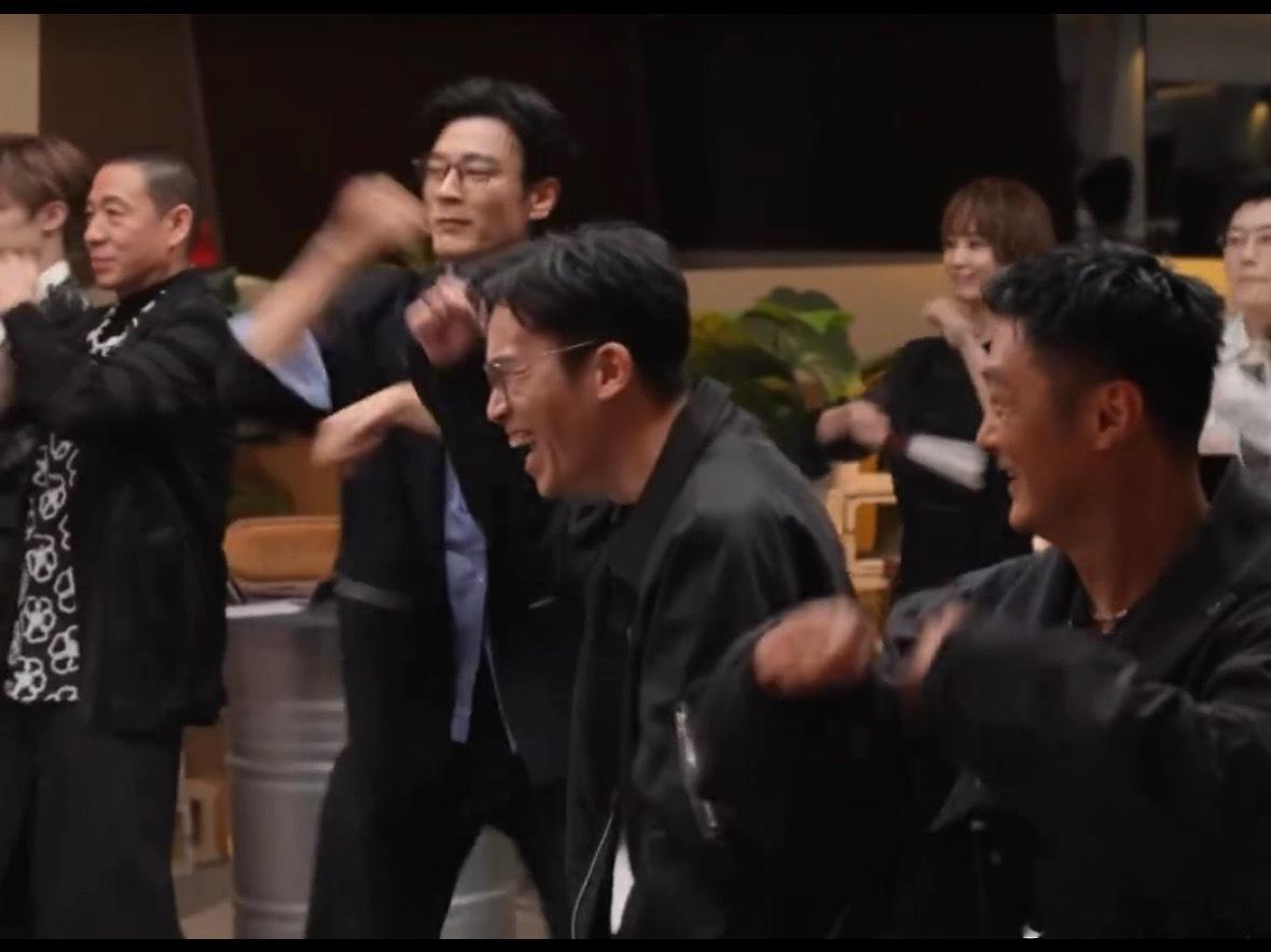 刘畊宏初见面带哥哥们跳操拉练刘畊宏真的太有节目了刘畊宏跳操跳到披哥了披荆斩棘直播