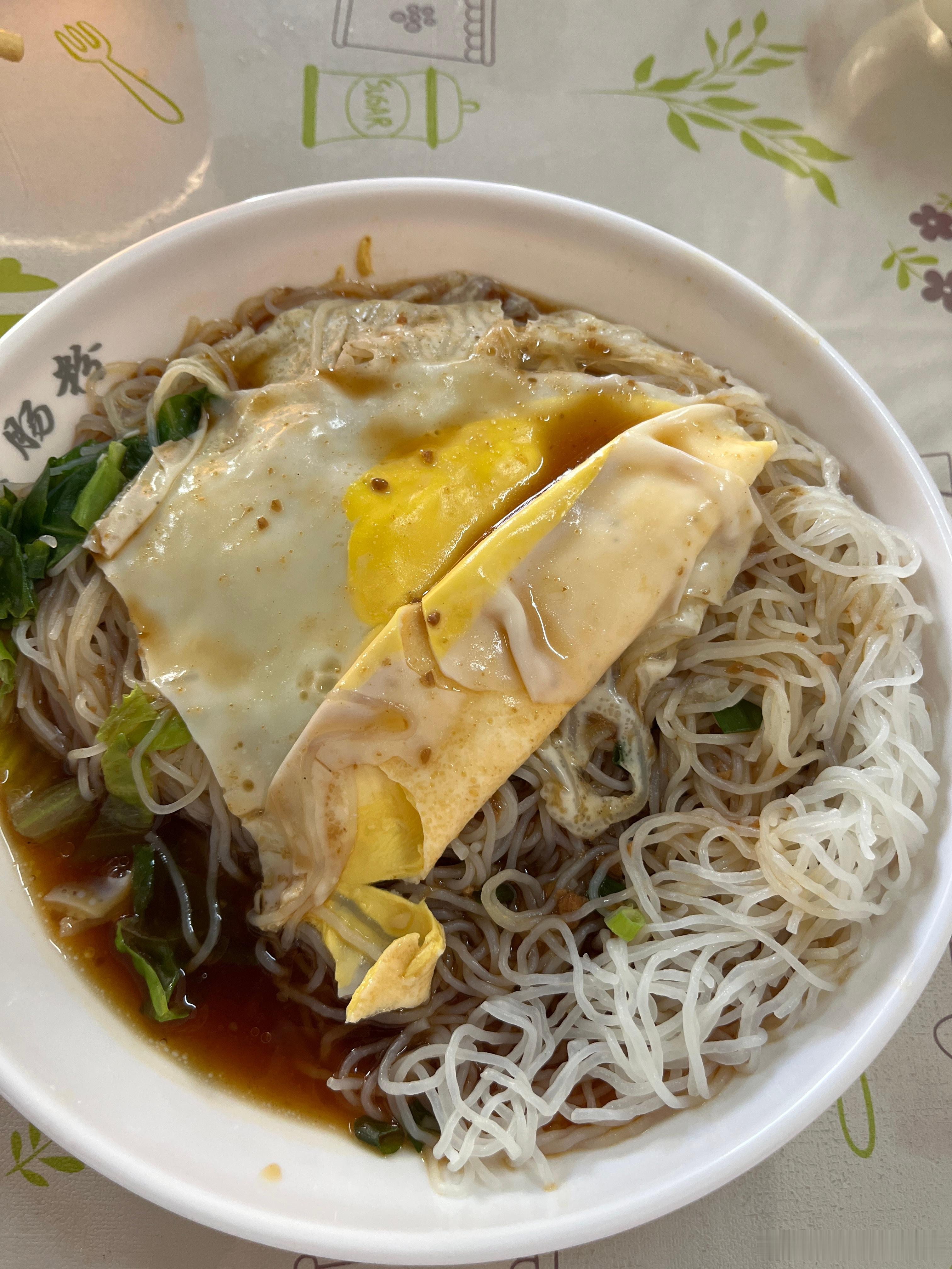 吃了蒸米粉，婆婆叫我去那里喝粥，我不喜欢喝粥，容易饿。等一下还要带婆婆去医院，耳