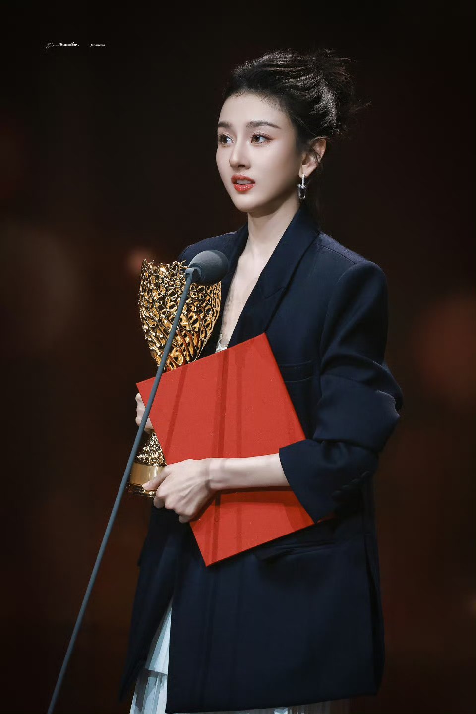 宋祖儿昨日金树林红毯造型，好小好精致的脸欸 恭喜提名 