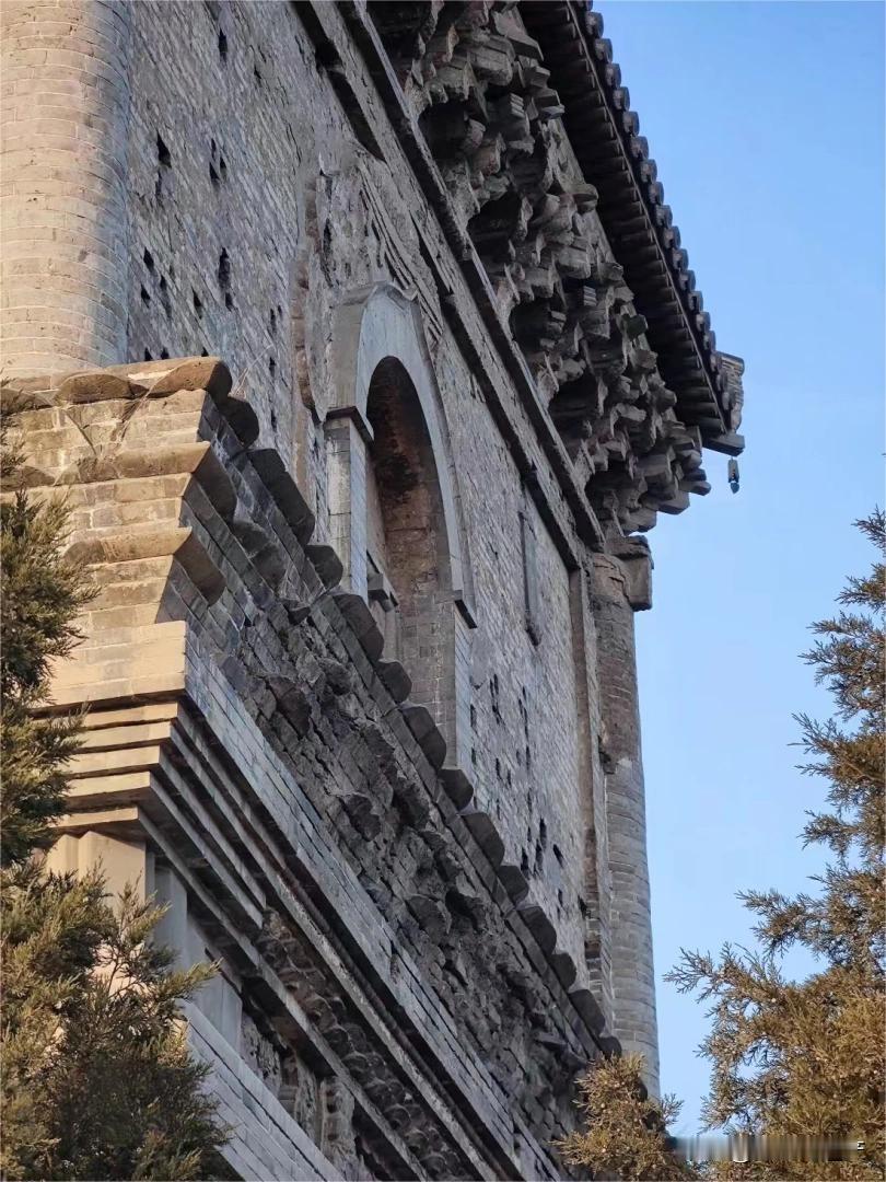 辽宁朝阳南塔，始建于辽代大康二年（1067年）。塔体由青砖砌筑，形制是方形空心十