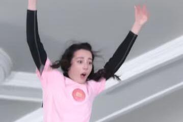 迪丽热巴早期上《跑男》的时候，那真就是世界级萌物啊，谁看了能不迷糊！她在节目里可