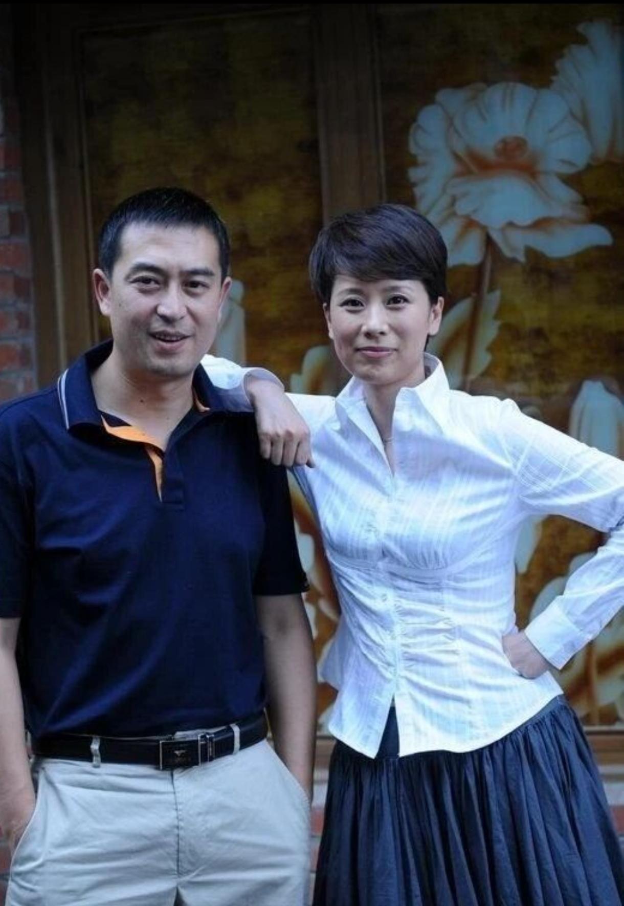 张嘉益在《蜗居》扮演宋思明，当时头发还很乌黑。悬崖里地下党周乙最出彩！历经人生的