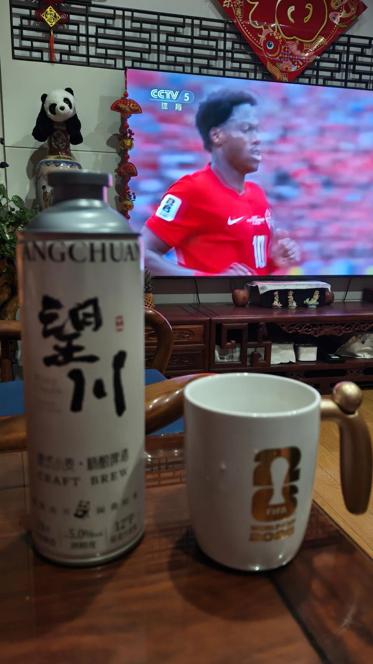 熬夜看世界杯，肯定得有啤酒作伴

    不知道足球是什么时候与啤酒结缘的？反正