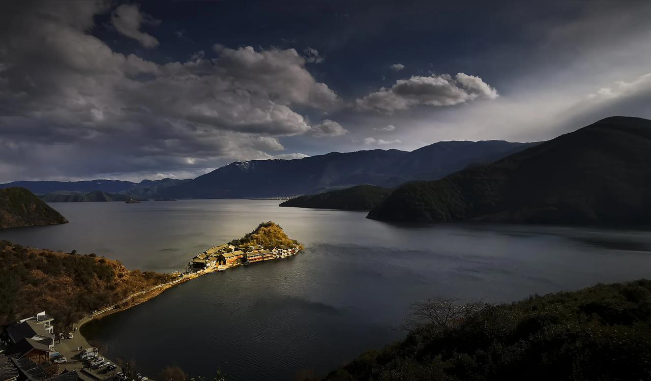 踏上泸沽湖的土地，仿若闯入与世隔绝的仙境。晨曦初露，微光给湖面披上金纱，湖水似梦