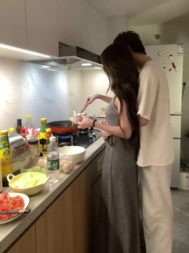 什么是家？一屋两人，三餐四季，大事商量，小事原谅，不争对错，不翻旧帐。...