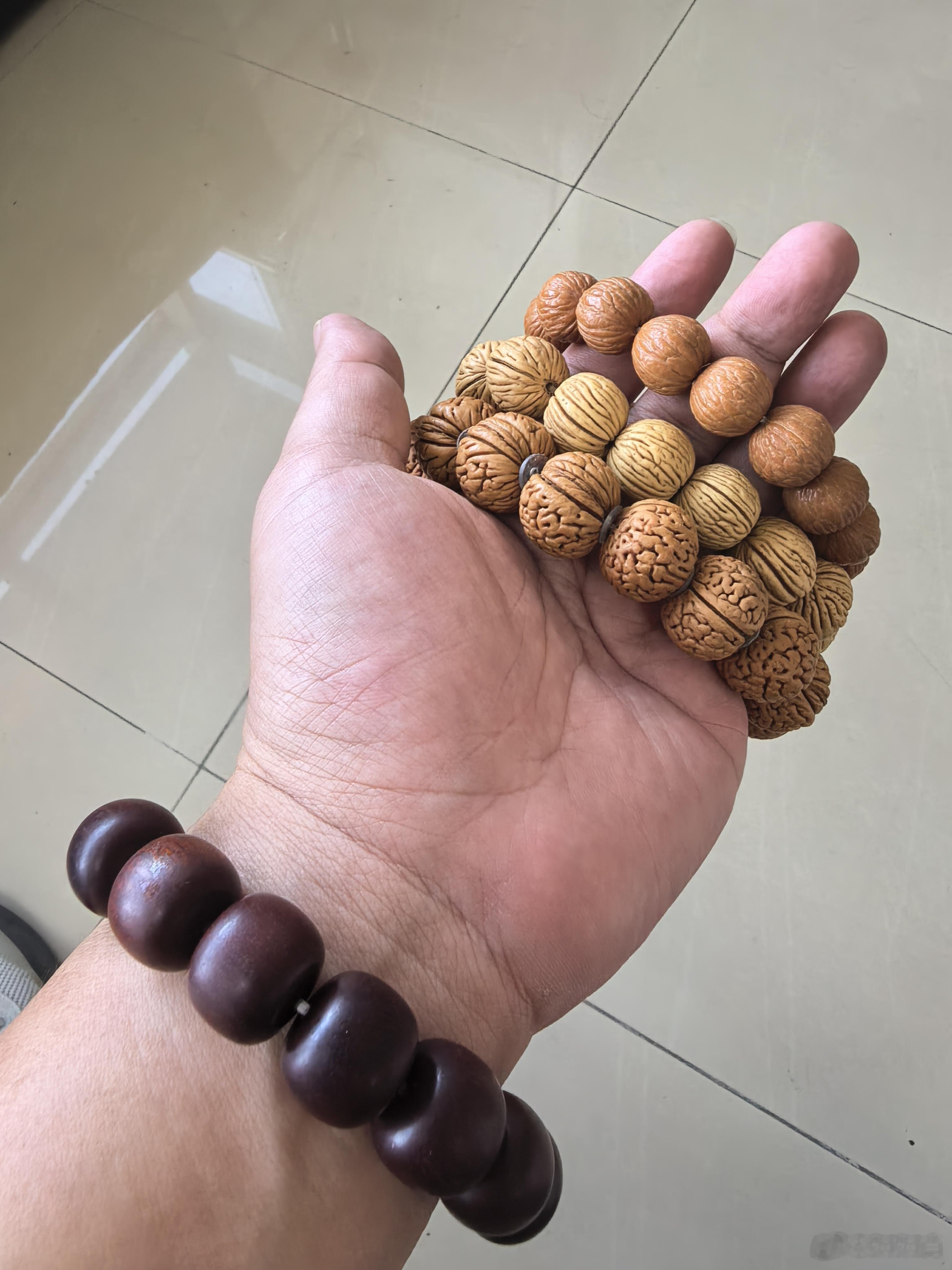 S-周末两件大事：1，前天断了的手串，今天穿好了。摊主听说我是炒股的，还是财经博