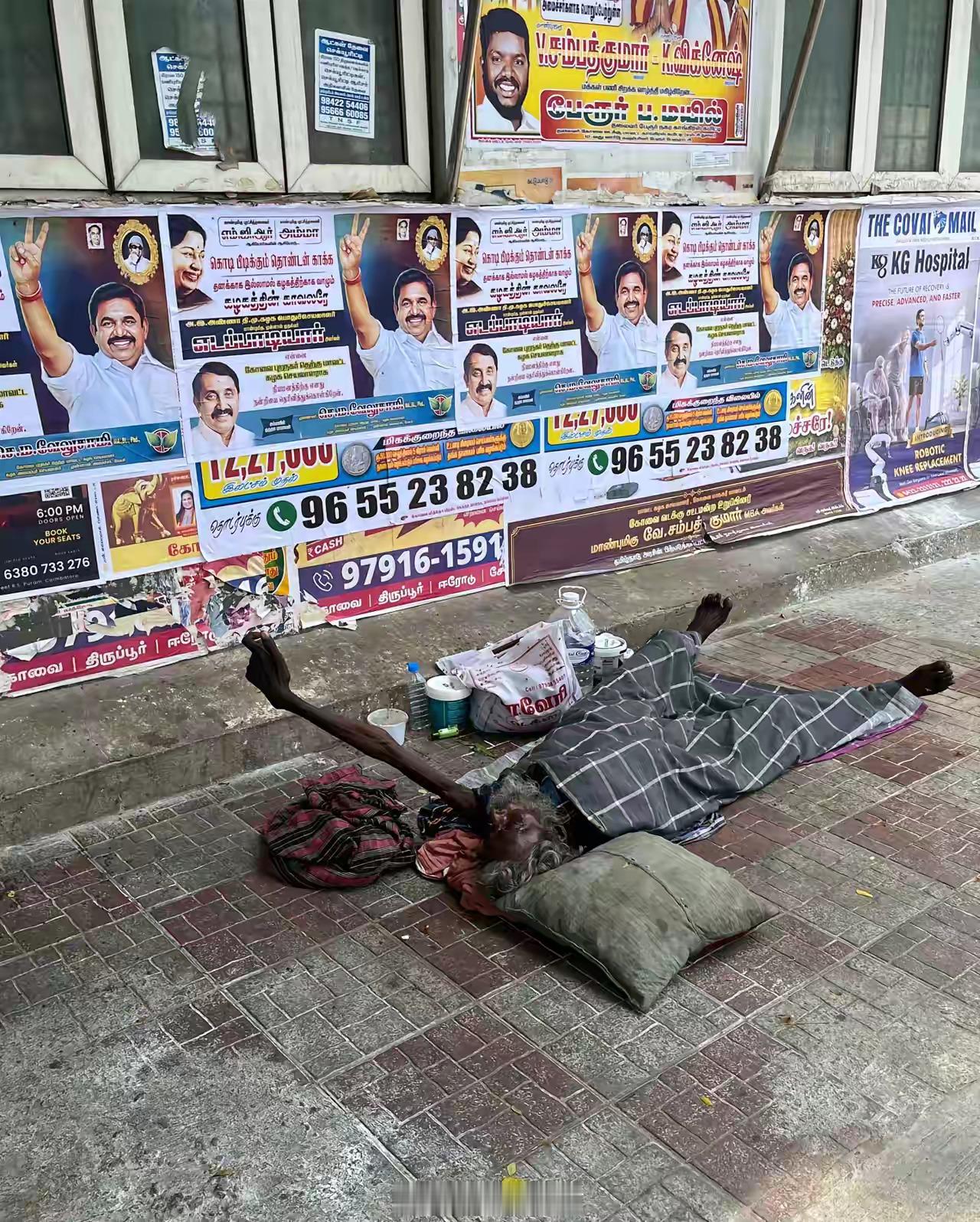 印度街头实拍，地上躺着流浪者。街道和城市不算很干净，但也没有特别邋遢。看来莫迪呼