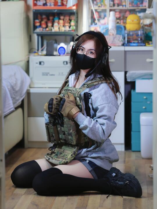 谁说卫衣不能搭配战术背心的？