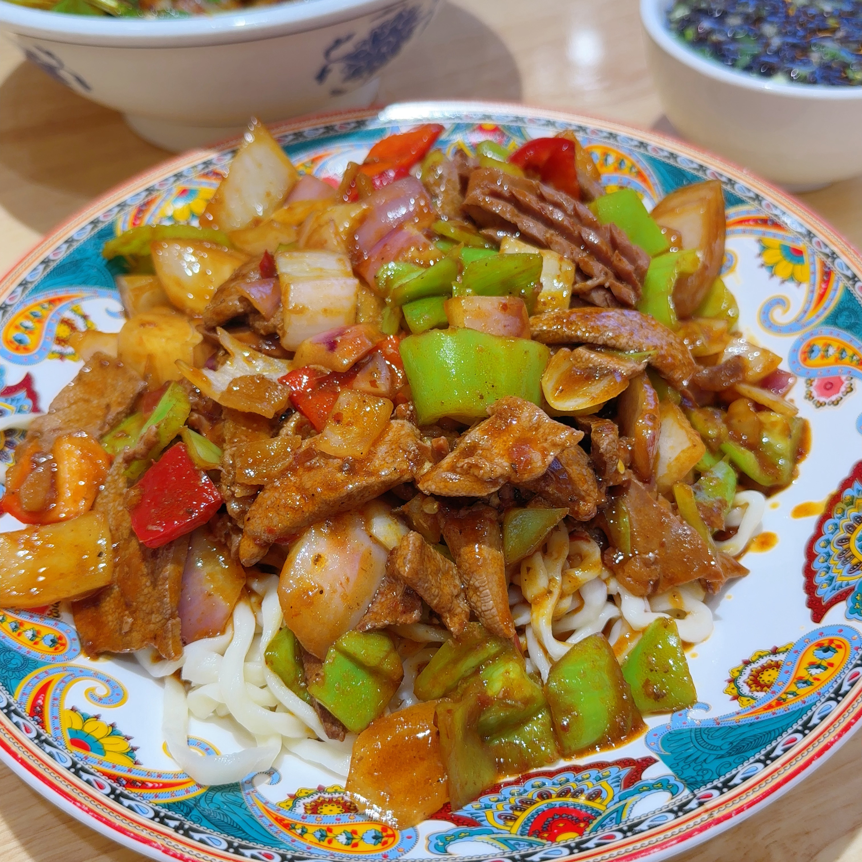 [拜托]在酒店睡了两个小时人活了哈哈哈！和白切黑在北京骑着小车找吃的，发现一家生