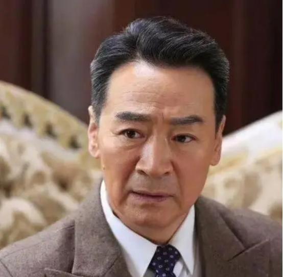 2003年，49岁的寇振海向演员李婷表白，李婷拒绝的说：寇老师，你比我大25岁，