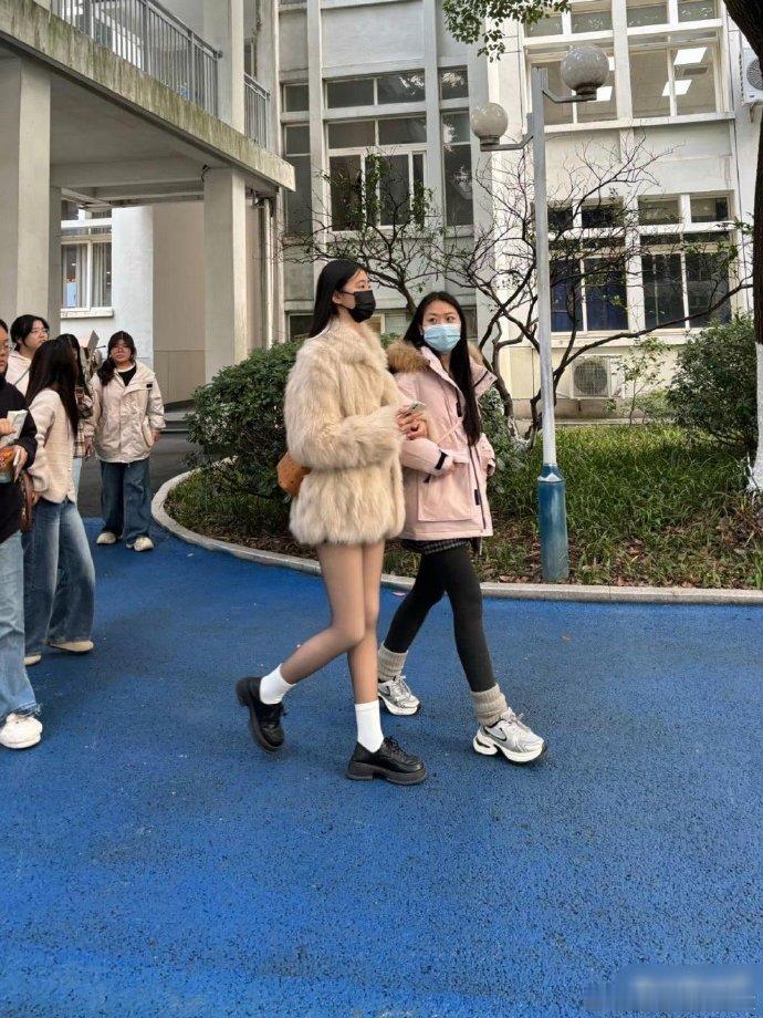 下课看到的，在学校这样穿真的不会尴尬吗？  