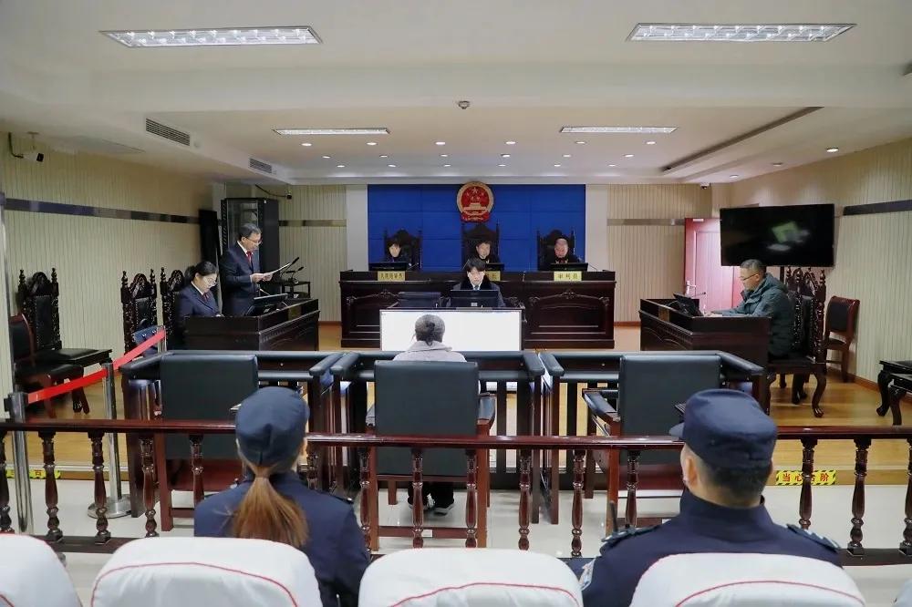 47岁阿姨为甩渣男连下三毒，法庭辩解笑到打鸣
"救命！这简直是现实版《甄嬛传》啊