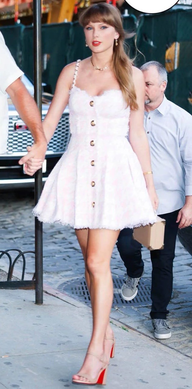 TaylorSwift投喂Travis片段 霉霉粉色吊带短裙搭配 棕色一字带红底