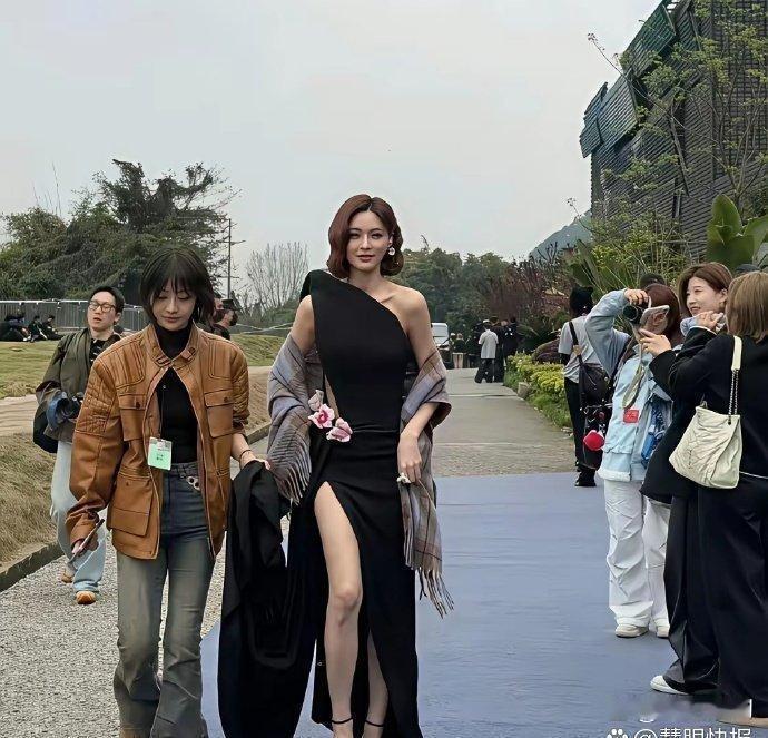 说实话⁠我‎‏一直挺纳闷，杜海涛当‎初到底看上她哪点了‎？ 