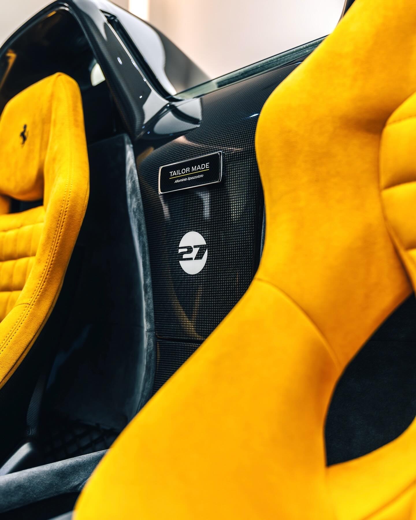 812 Competizione Aperta油漆：Giallo Modena+