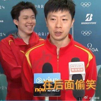 #王楚钦回应和樊振东躲马龙身后傻乐#  8月13日，王楚钦在直播中回应，每次赛后