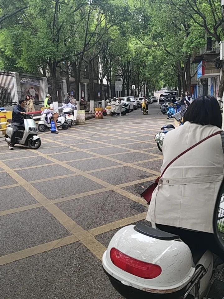 在昆明每天送小孩的路上，大家都急急忙忙。就像朱自清笔下的“匆匆”，每个人都被时间