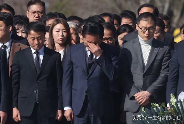 3月23日，据韩国朝鲜日报消息，共同民主党党首郑清来前往庆南金海市峰下村，参拜已