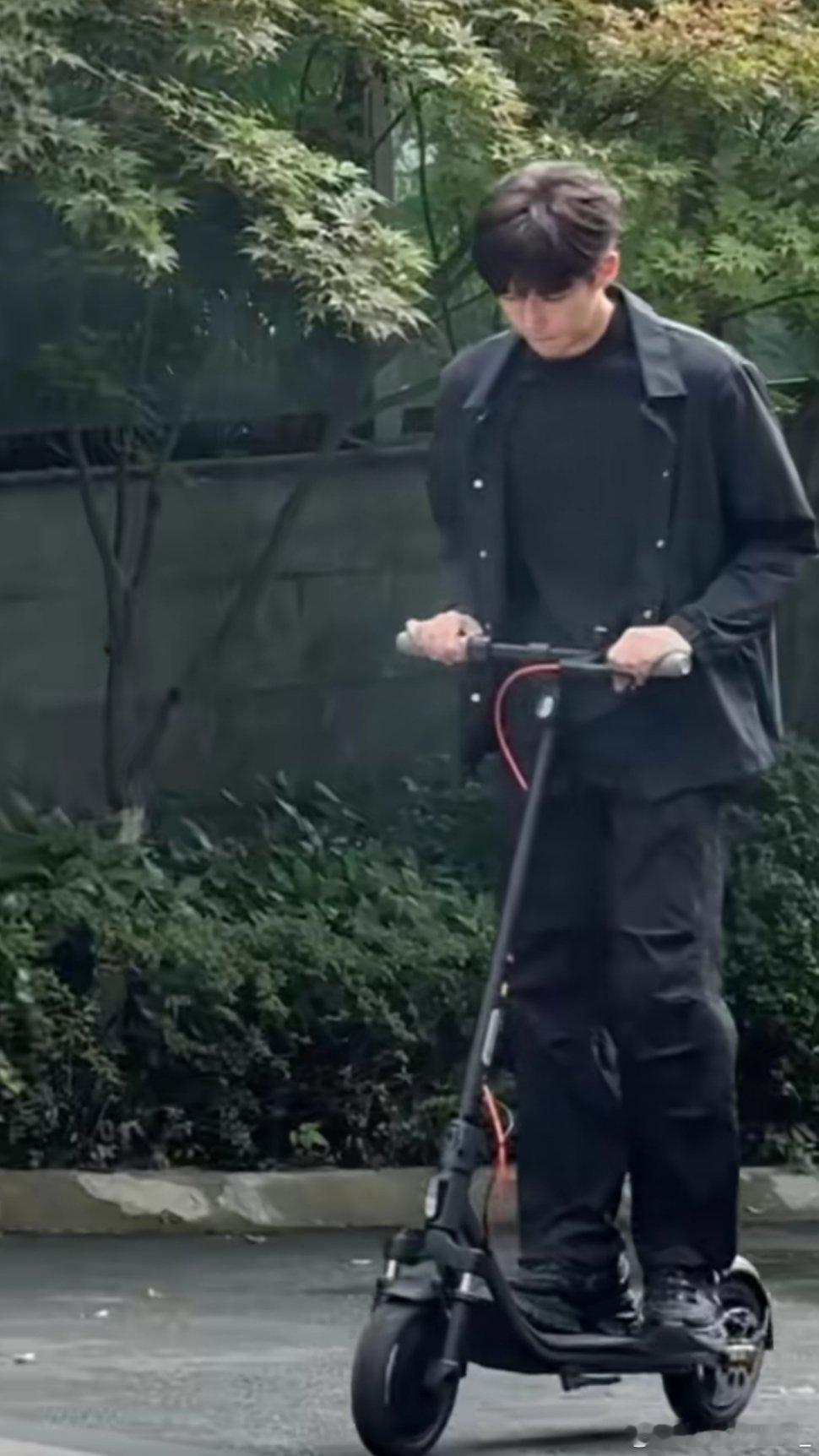 #王安宇[超话]# 他真的好喜欢骑他这个小车，走哪骑哪，所以到底好用吗，看起来很