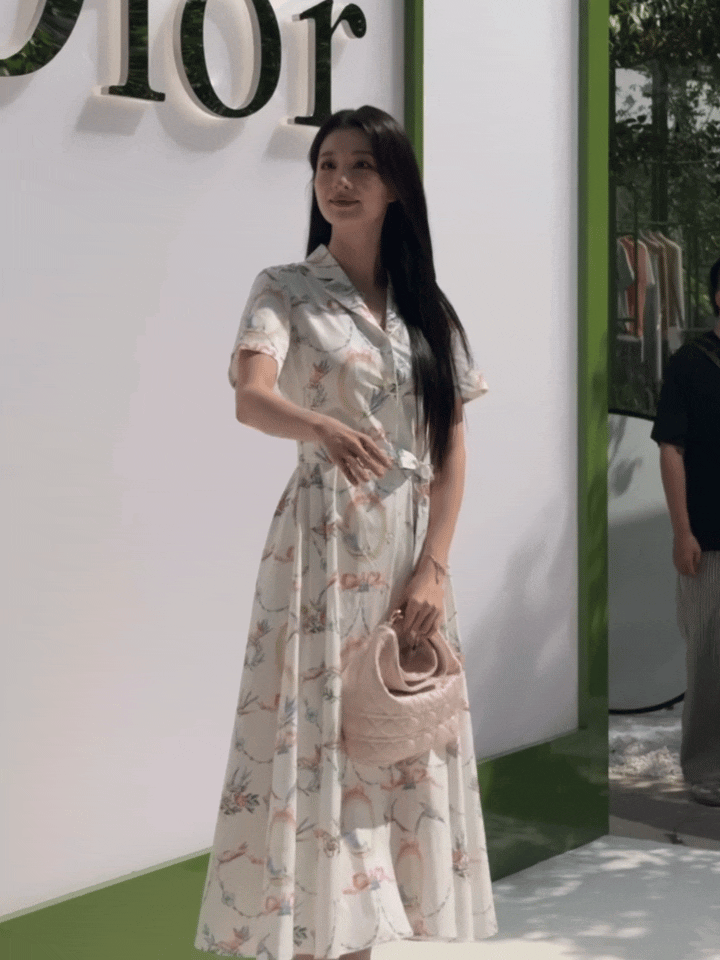 王楚然的黑长直造型，美的不简单！