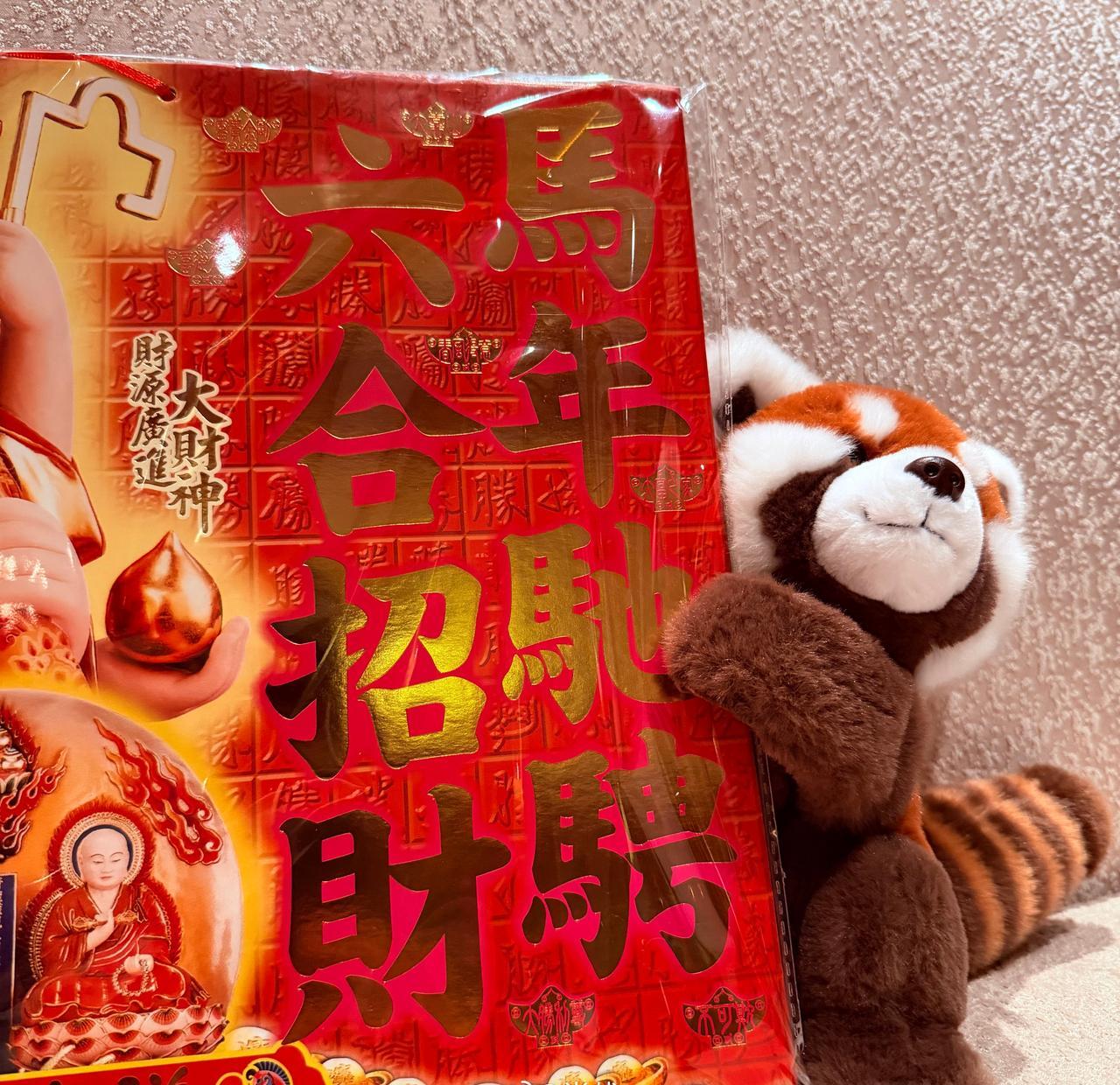 别再只看明星的华丽造型了。
当年马年，肖战在头上画匹小马，送上“马年驰骋、六合招