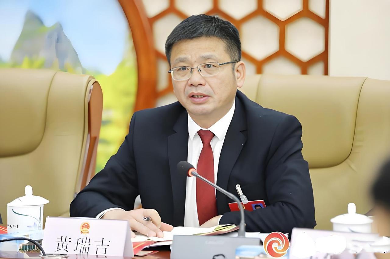黄瑞吉在广西河池市都安县工作，看了他的个人履历和照片，感觉有种亲近感。因为我和他