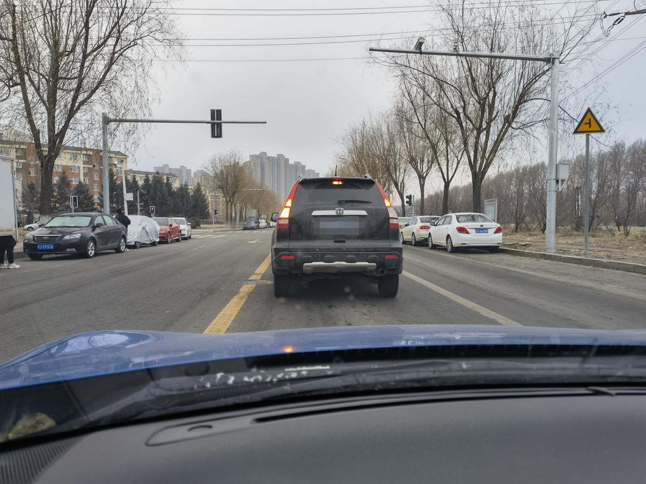 这种改装好多年没见了，十几年前有这样一种改装，就是把后桥举得高高的，整个车身呈现