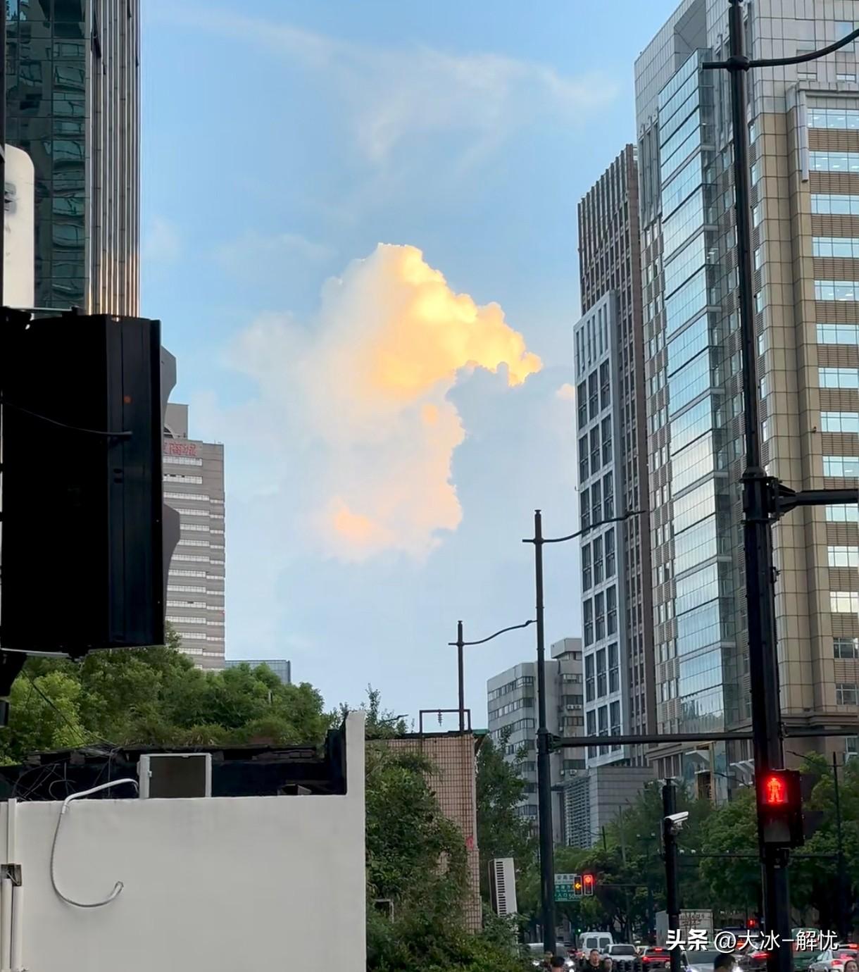 离职流程都走到最后一步了，HR一句话，我直接撤回了申请。
 
在大厂卷了快八年，