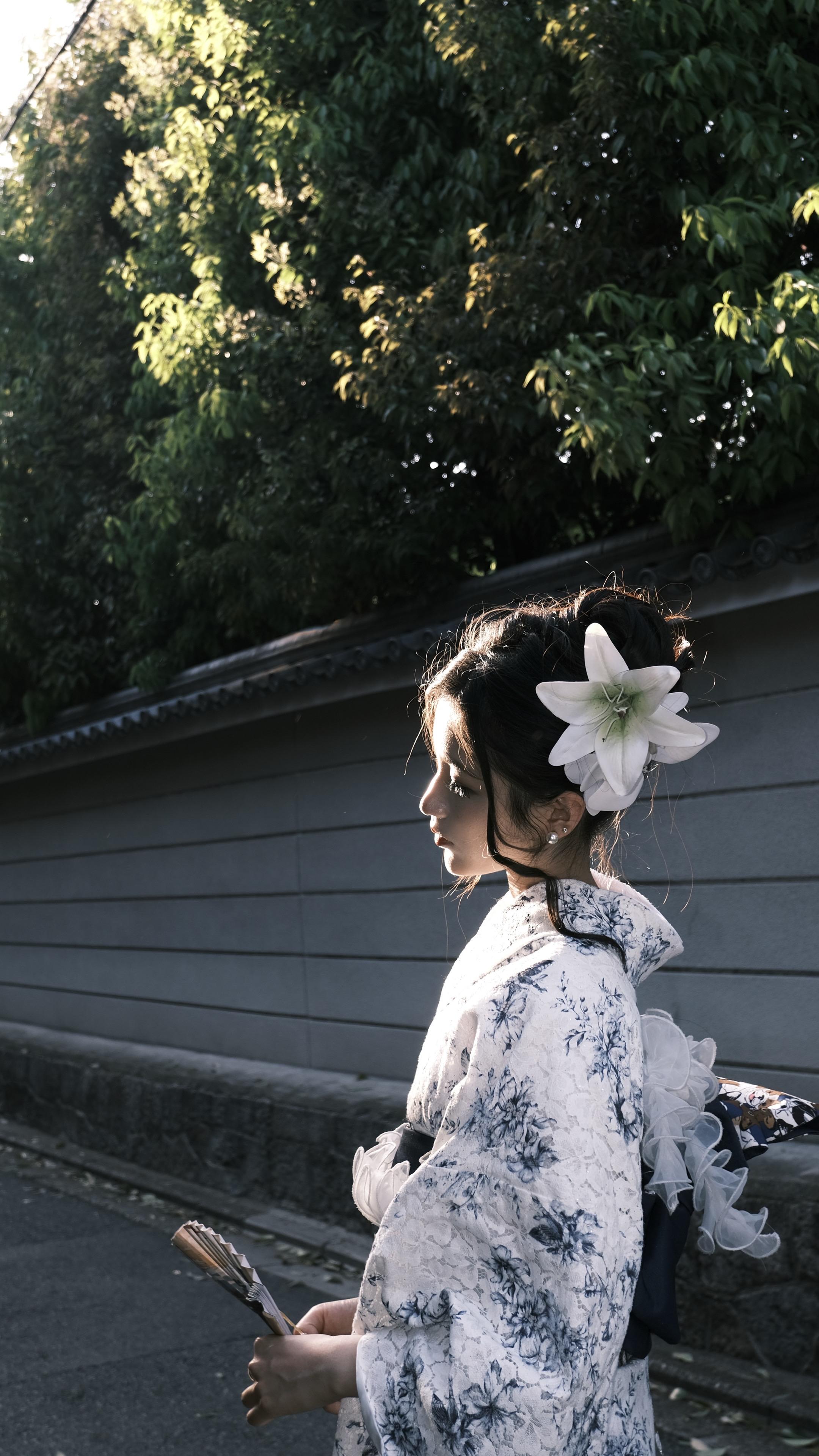 那朵百合花送我一怀涌动的春水。