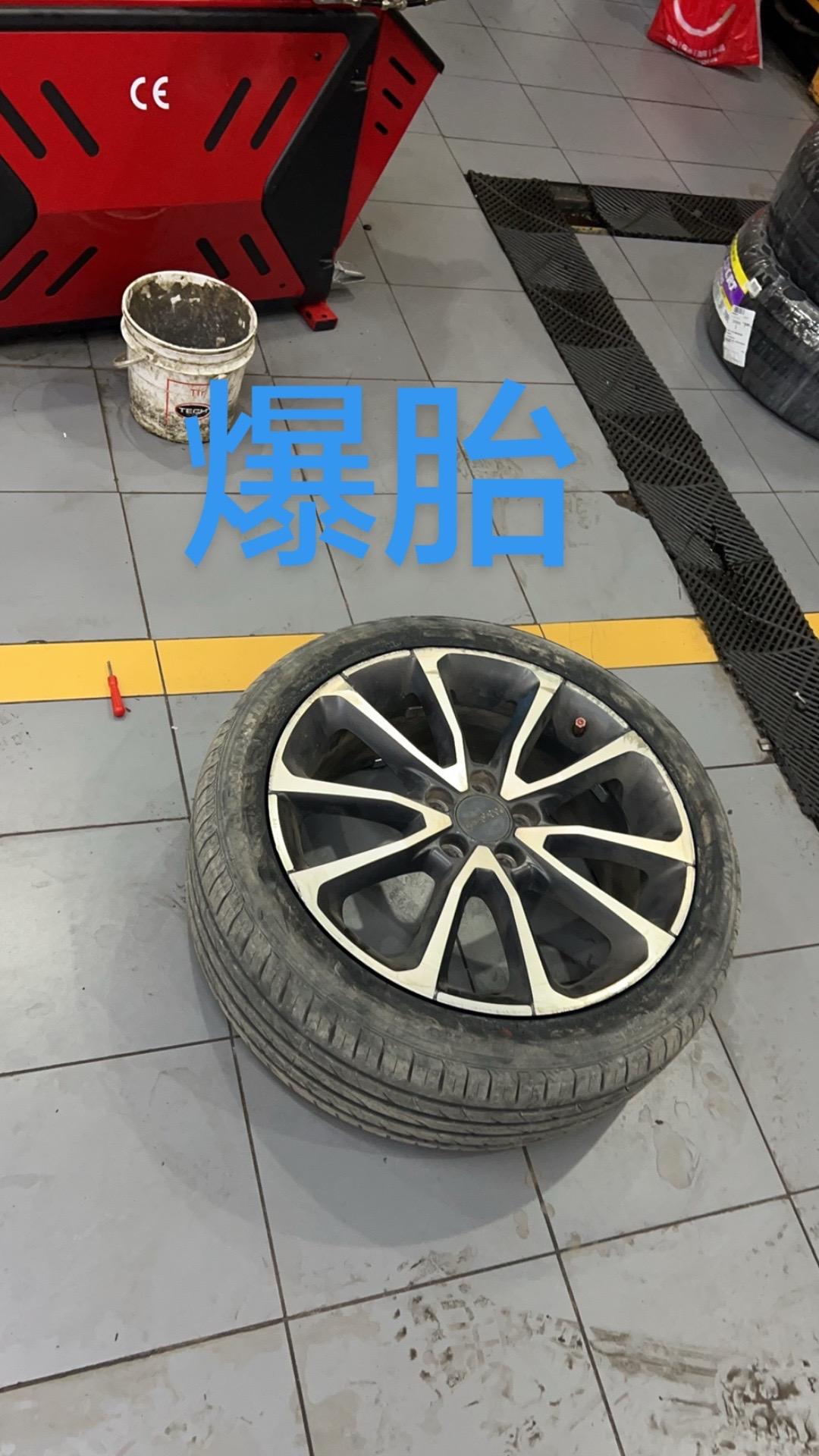 爆胎后先稳住方向盘 缓踩刹车 停到安全处