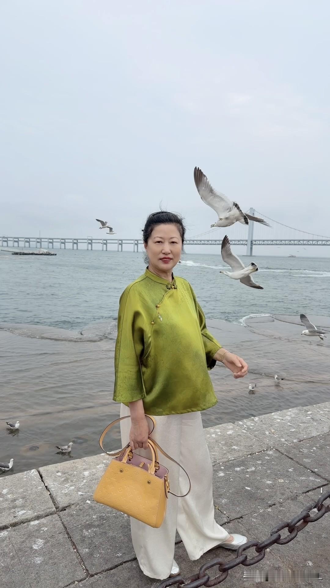 老年大学，往直白了说，就是老年人的俱乐部。

在我们老年大学中，大部分学员的年龄
