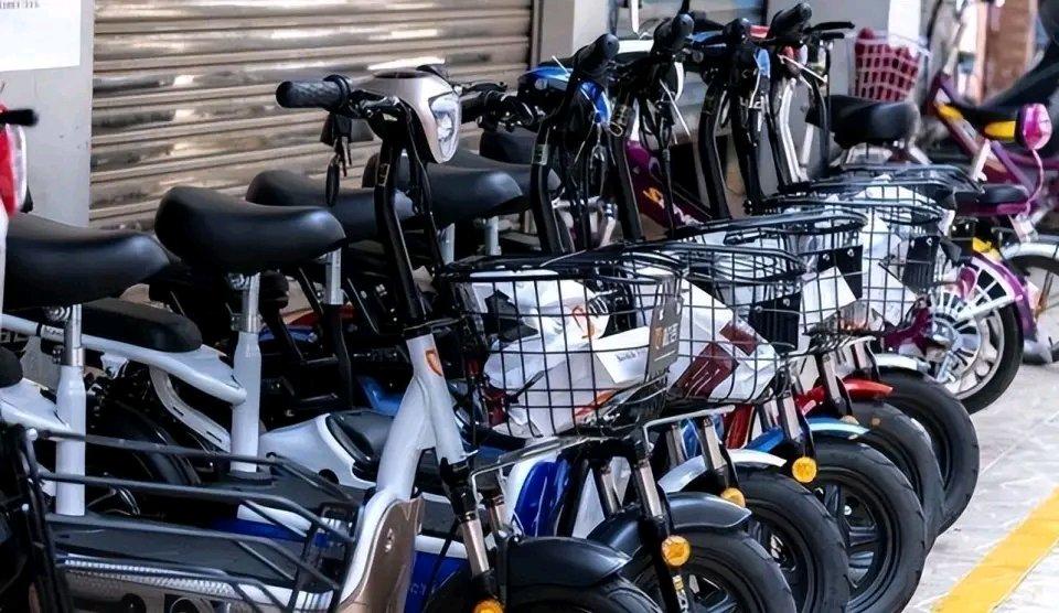 最近网上疯传“电动车要被淘汰”，让不少天天骑它通勤、接娃、跑外卖的朋友慌了神。毕