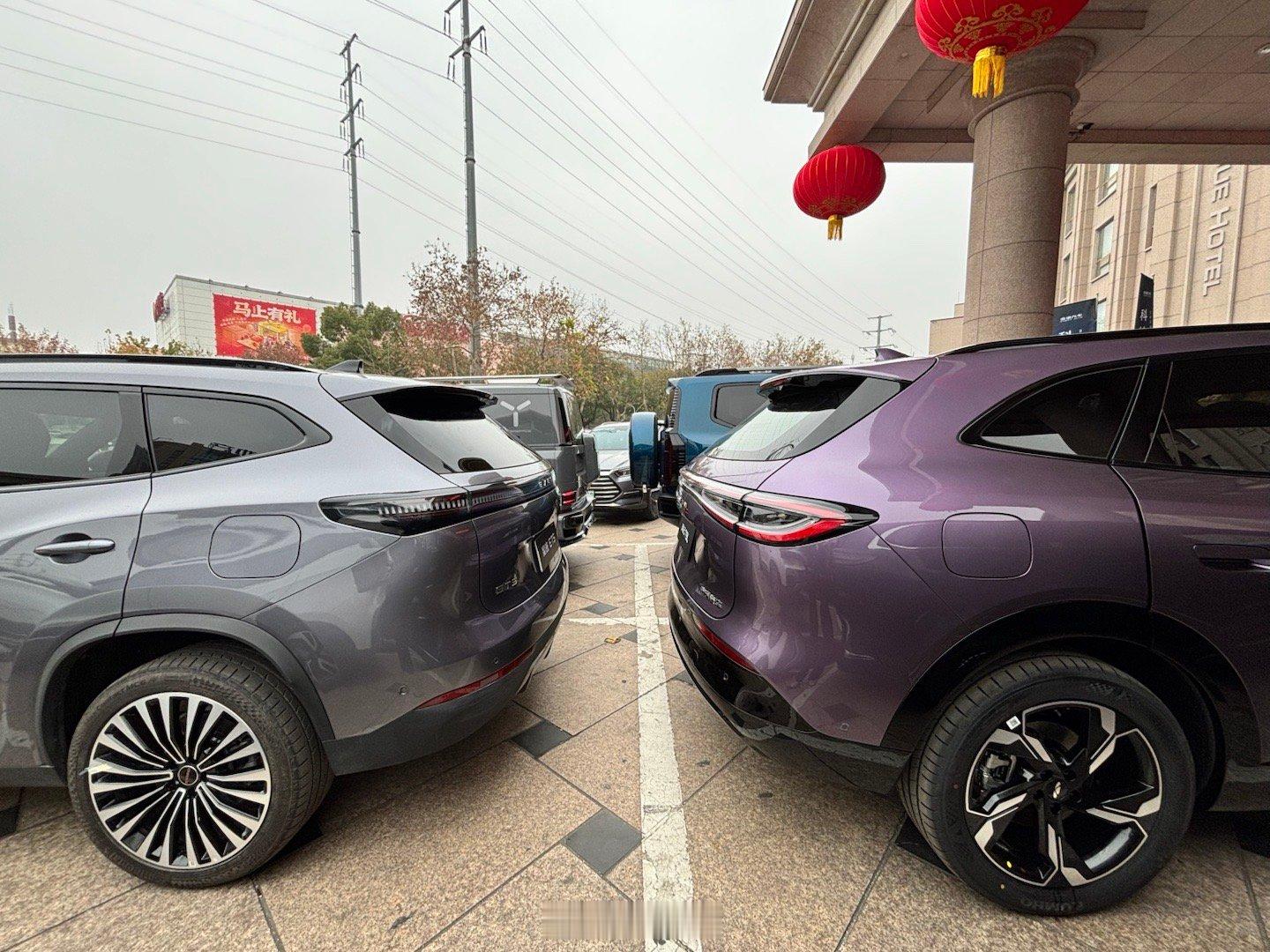 巧了，刚好除了酒店门口看到星途ET5和风云T9L背对背拥抱