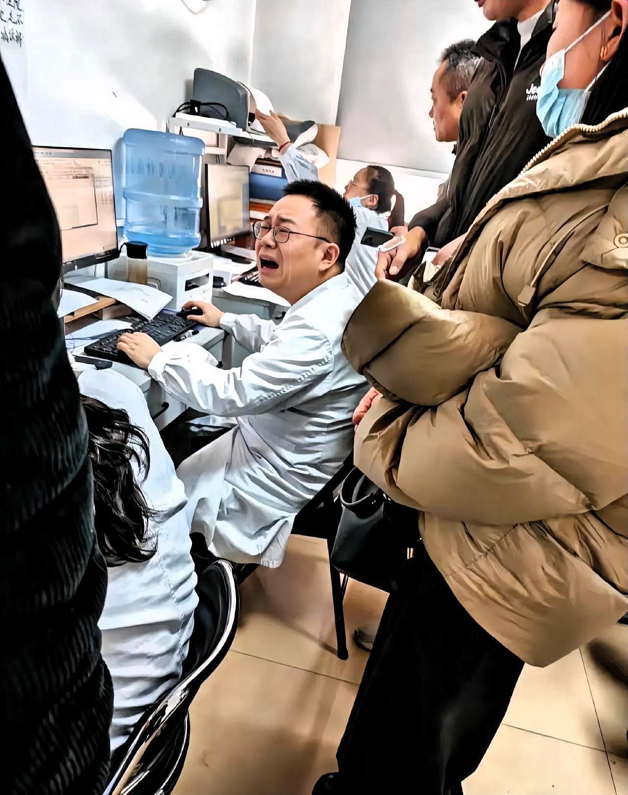 一位主治医师在医生办公室嚎啕大哭，
原来是因为他母亲被确诊为胰腺癌晚期！
都说医