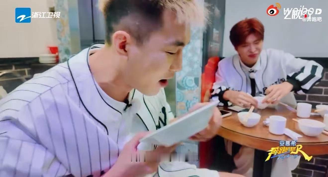 郭艾伦浪费不存在的跑男运动员的食量你可不要小瞧了，吃东西这样的游戏环节对郭艾伦来