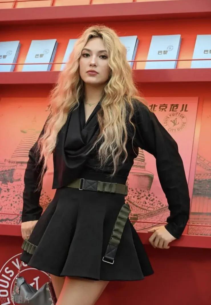 外网爆料谷爱凌和马尔尚正在秘密交往，两人在夜店激吻被拍到。马尔尚成为巴黎炙手可热