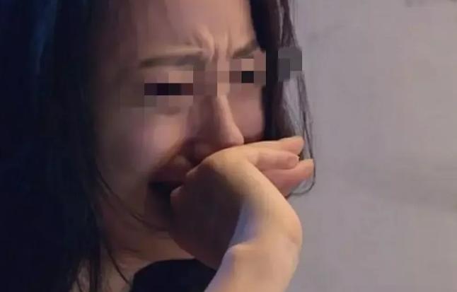 福建福州，一名女子的丈夫刑满释放。为了庆祝丈夫的出狱，她组织了30多人在看守所门