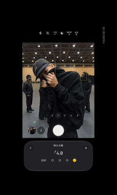 王嘉尔走到哪新iPhone拍到哪  灵感不等人，拍摄就要够自由。王嘉尔手握新机，