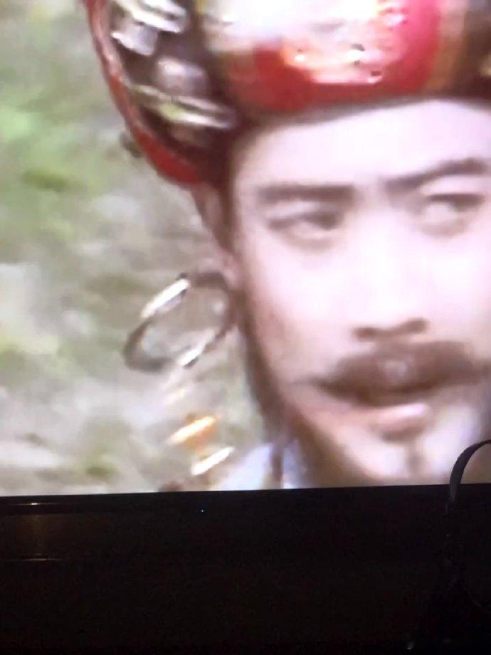 震惊了，才发现《西游记》朱紫国国王原来戴的不是耳环啊[允悲][允悲] ​ ​​​