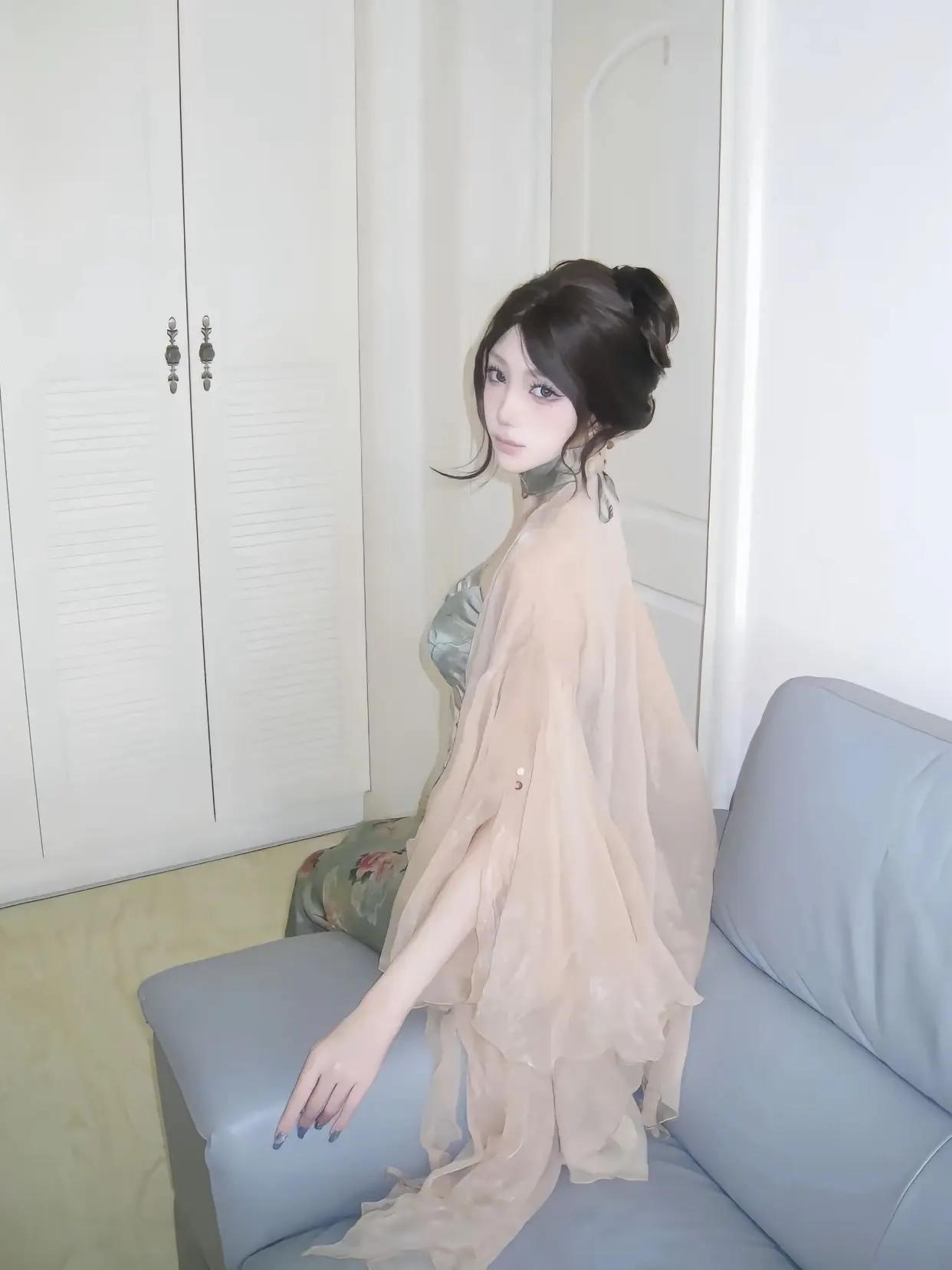 帘外芭蕉如骤雨门环惹铜绿