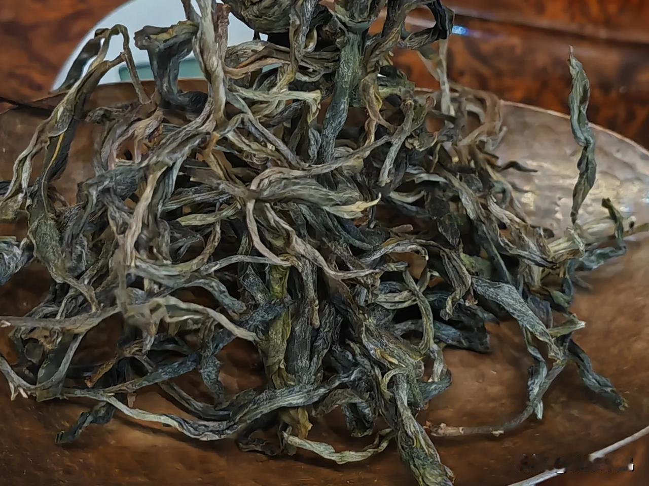 易武马鞍山今年春茶真香
今天下午与明友茶叙，一茶友带来今年西双版纳易武马鞍山的春