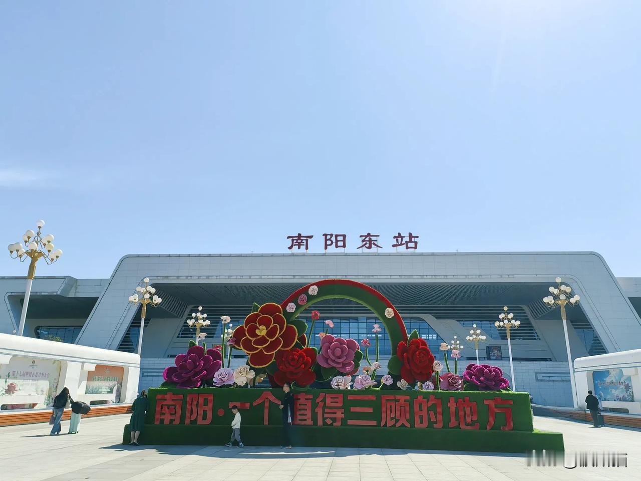 送女儿去高铁站，拥抱离别时有一种想哭的感觉，眼泪在眼眶里打转，好在有太阳镜挡着。