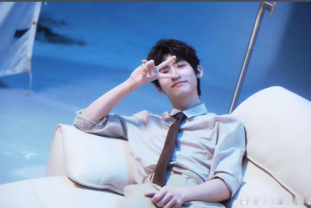 李卿[超话] lq李卿 思念溶于海洋，星河凝聚爱意化成滔滔不绝的海水绵延长存.​