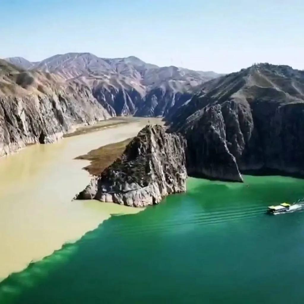 黄河洮河交汇形成的“黄河清，洮河黄”景象，黄洮交汇主要是由于水体密度不同等物理原