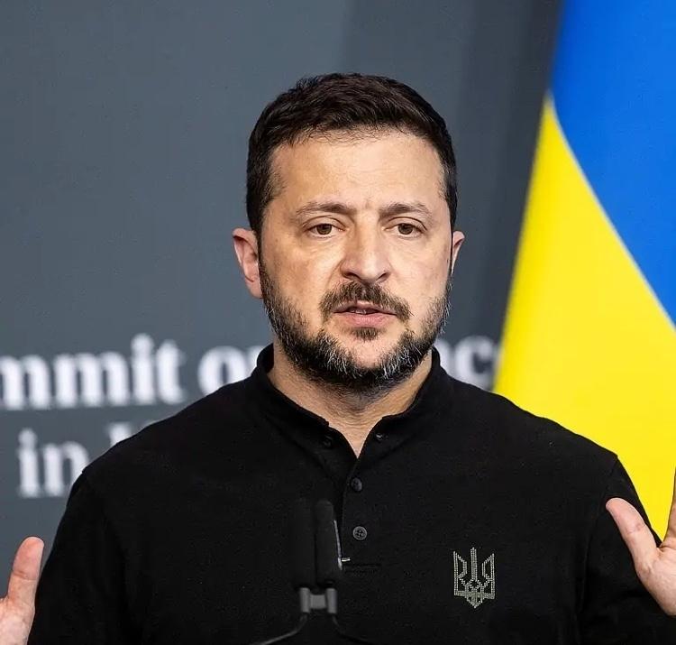 乌克兰官宣放弃入约：压力下的现实妥协
 
2025年12月14日，泽连斯基正式宣